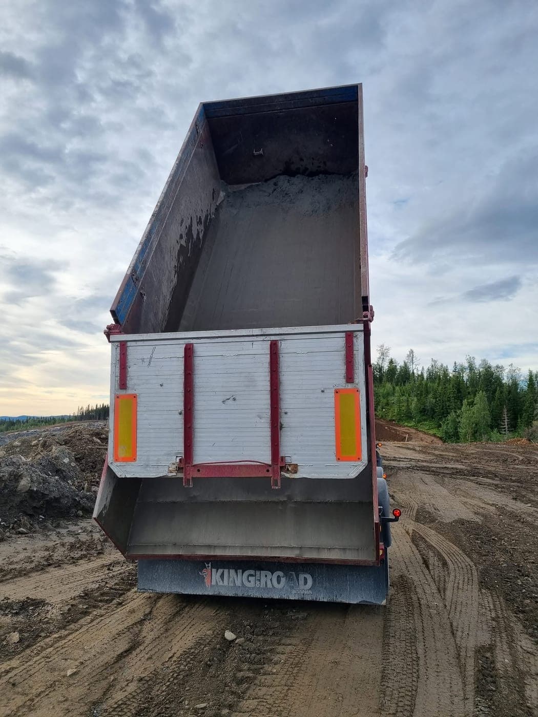 Upptippat flak med rester av grus på en byggarbetsplats