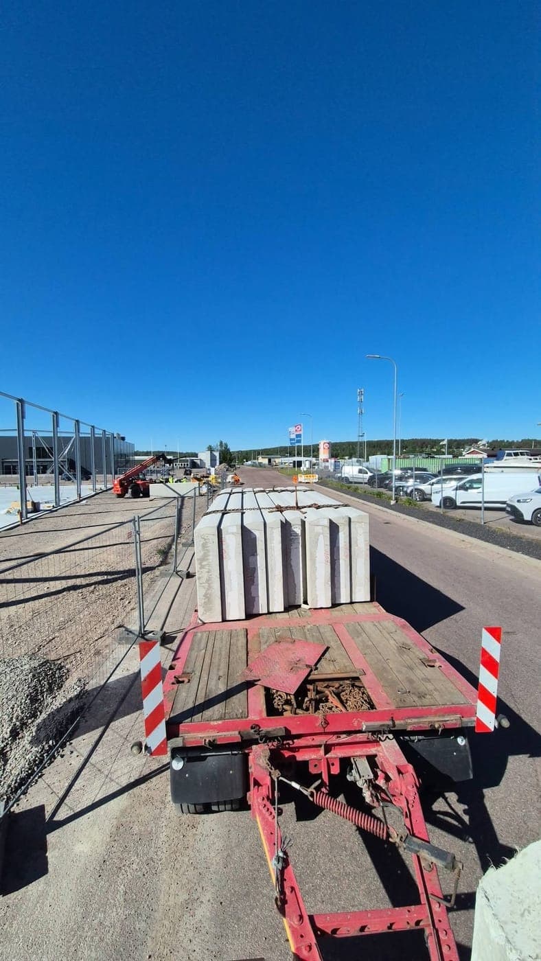 Betongelement lastade på släpet