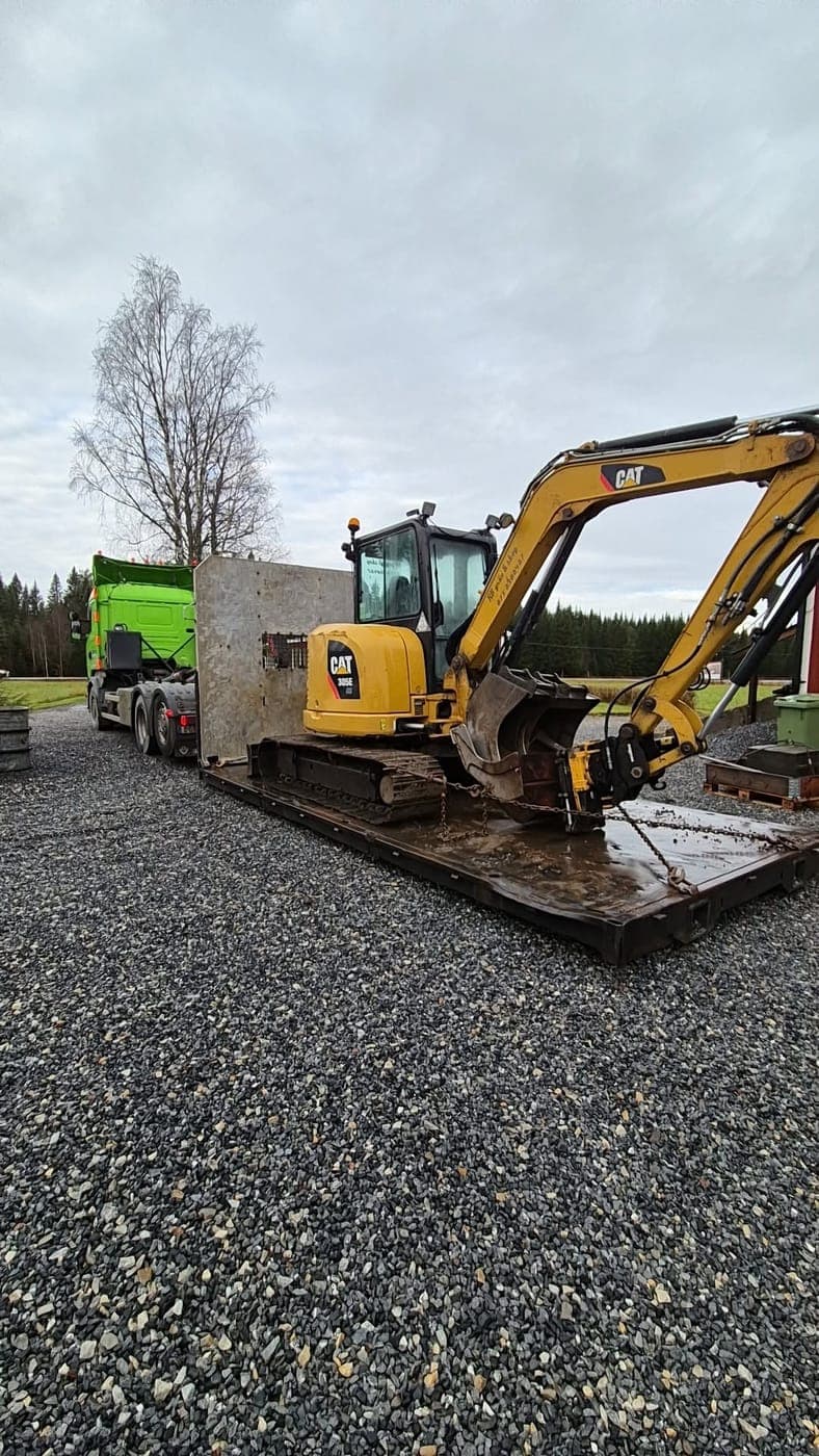 Grävmaskin lastad på släp