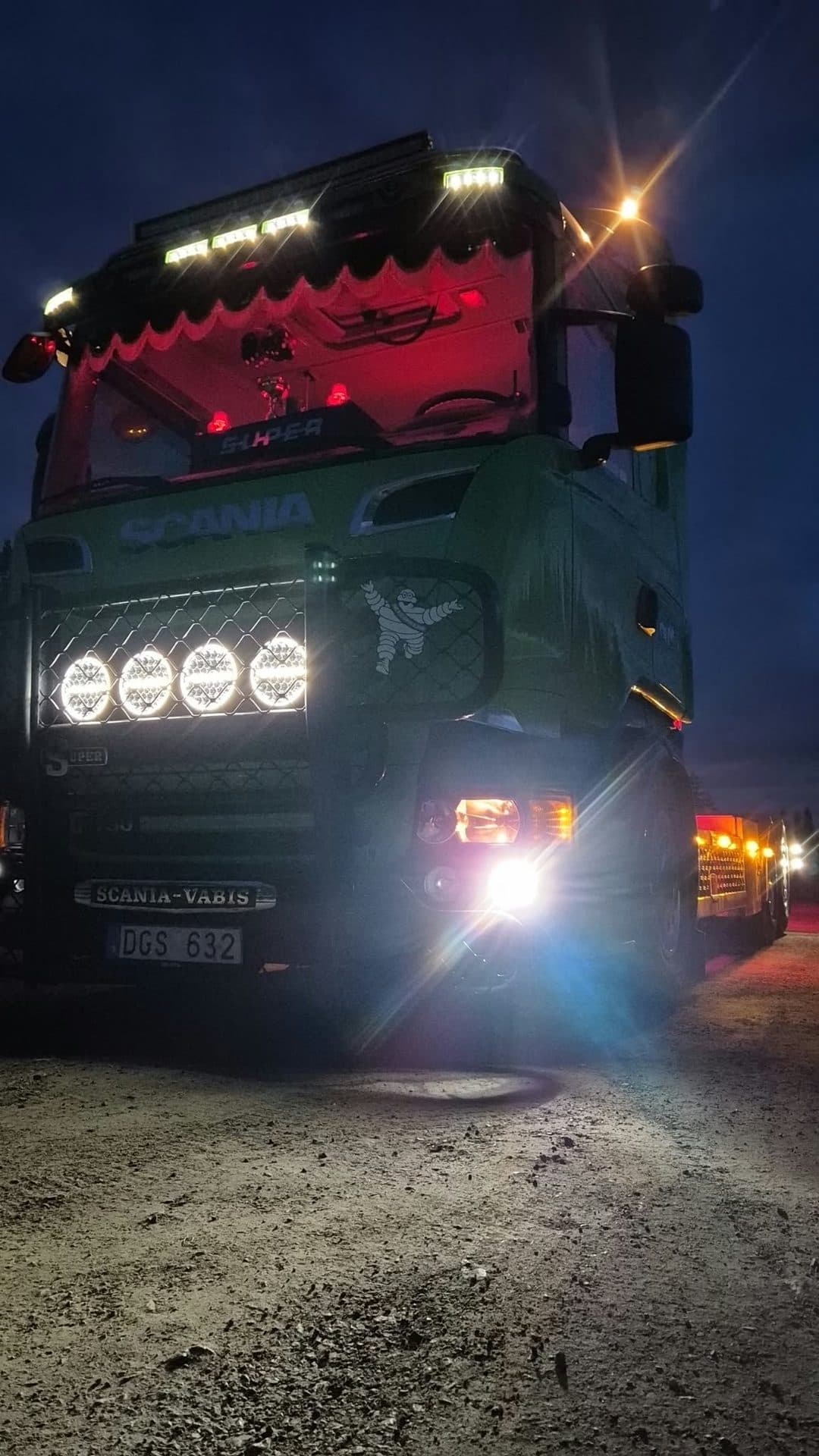 Frontbågens fyra extraljus och ljusrampen på taket, nära, en mörk kväll
